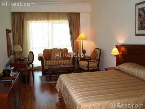 Dhow Palace Hotel 11
